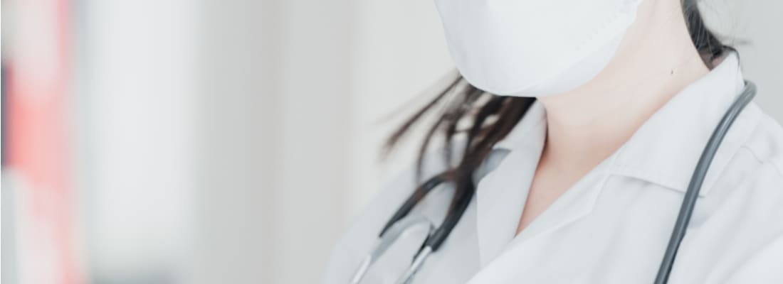 Врач в маске